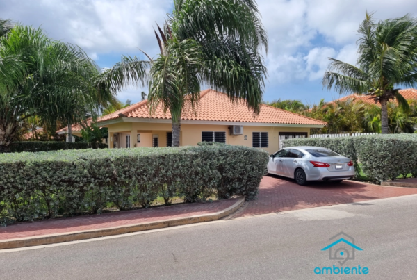 Comfortabele bungalow met 2 slaapkamers op een resort met zwembad te koop