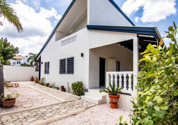 Rental Curasol with garden