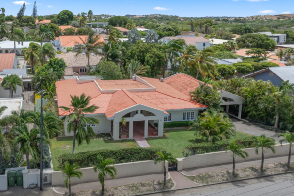 Tropical villa with pool in beloved Toni Kunchi neighborhood