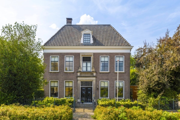 Monumentale pastorie in hartje Enschede is smeltkroes van moderne luxe en historische grandeur