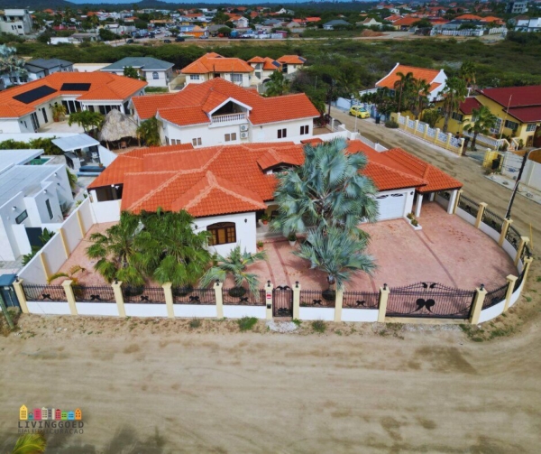 Opal, Noord Aruba, Oranjestad