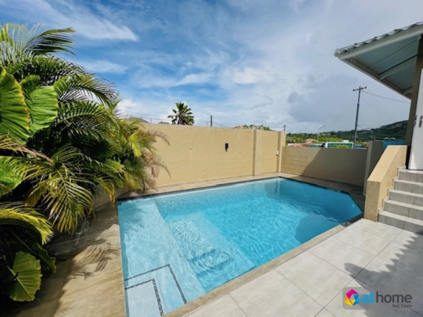 Modern house with pool in Otrobanda