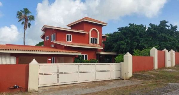 SPACIOUS FAMILY HOME WITH PRIVATE POOL AND APARTMENT BOTTELIER