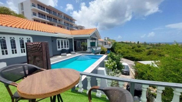 HOOGGELEGEN WONING MET ZWEMBAD, ZEEZICHT EN APPARTEMENT(EN) PISCADERA BAY RESORT