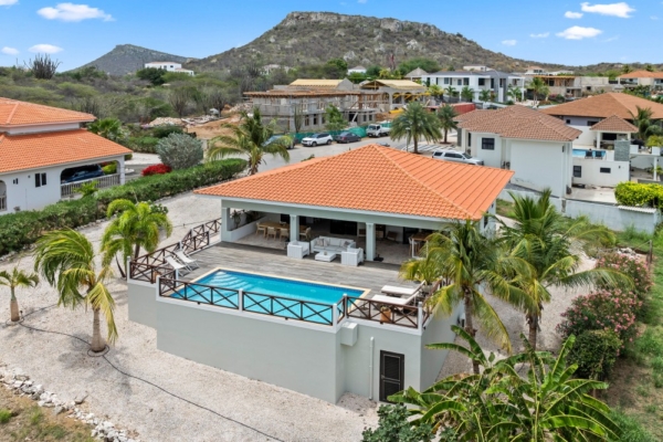 Blue Bay – Stylish 5-Bedroom Villa with Pool on the Golf Course