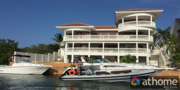 Riante Villa aan het Water met Zwembad in Jan Sofat