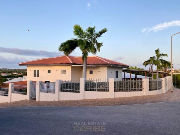Spacious family home on the wing located in Bottelier