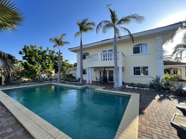 Spacious Rental Villa Acid Bag