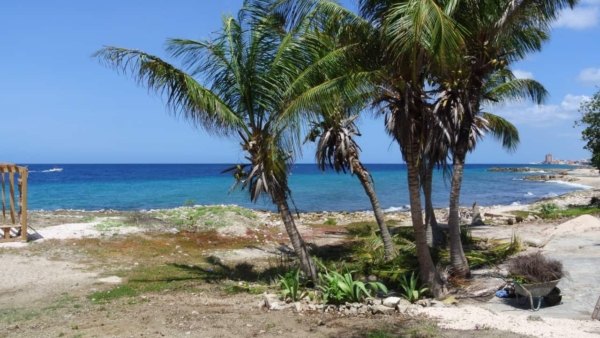 Unique 1000m2 lot directly on beach Penstraat Curacao