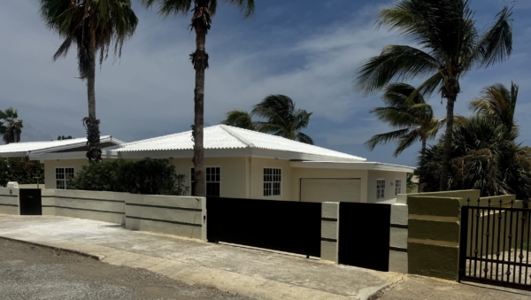 Fijne tropenwoning met appartement, zwembad en garage;