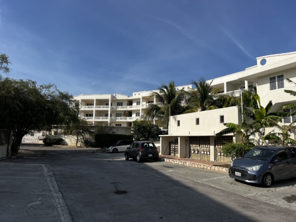 Netjes appartement op resort met zwembad.