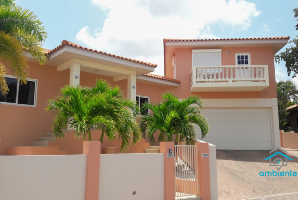 Ruime villa met appartementen