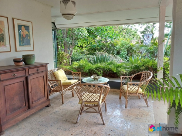 Classic Villa with Tropical Garden and Swimming Pool in Julianadorp