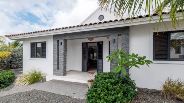 Blue Bay BJ – Detached villa on golf course with swimming pool