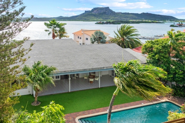 Jan Sofat 117 ; Prachtige villa in Jan Sofat met adembenemend uitzicht over het Spaanse water en de Tafelberg op Curacao