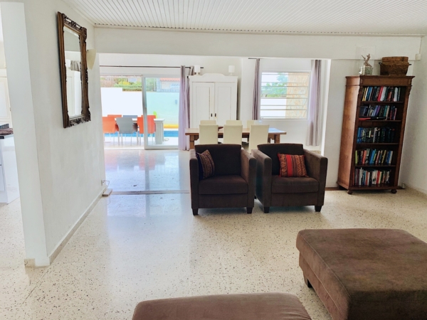 Moderne villa met zwembad en appartement