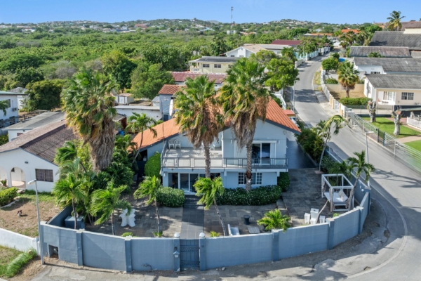 Ruim familiehuis in Cas grandi, Curacao met appartement en zwembad