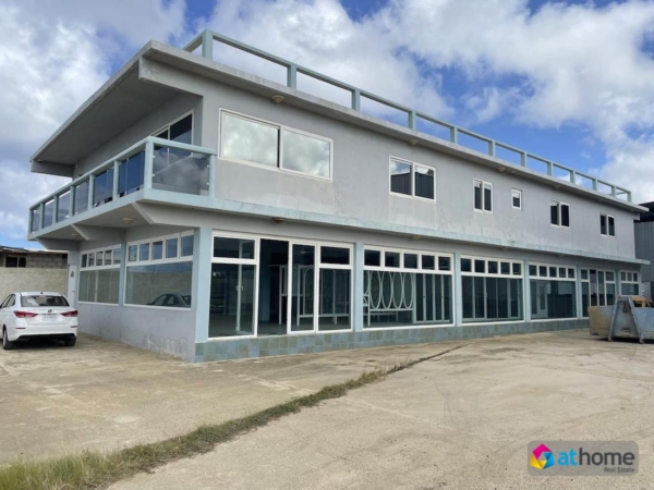 Commercieel pand met Appartement Showroom en WarehouseCentraal op Bonaire