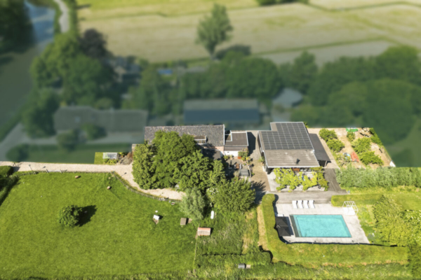 Woonboerderij ‘Dank & Vertrouwen’: Landelijk leven met luxe en duurzaamheid onder de rook van Amsterdam