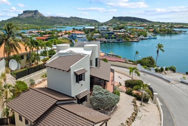 Exclusieve villa met betoverend uitzicht op het Spaanse water in Jan Sofat, Curacao