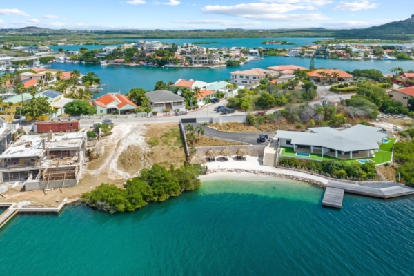 Exclusief waterfront perceel in Jan Sofat
