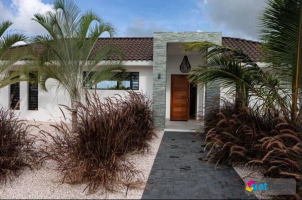 Moderne Villa met Zwembad op Blue Bay