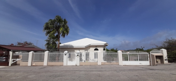 Spacious house with pool in Sta Catharina