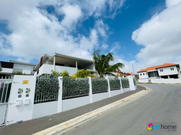 Beautiful Apartment on Resort with Pool Cocolora in Brakkeput