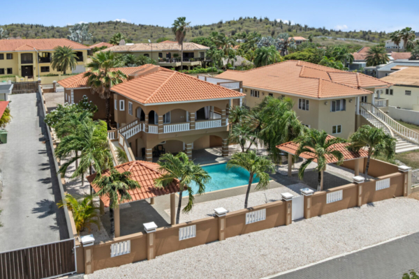 Caribische villa met dakterras & gastenappartement in Jan Sofat