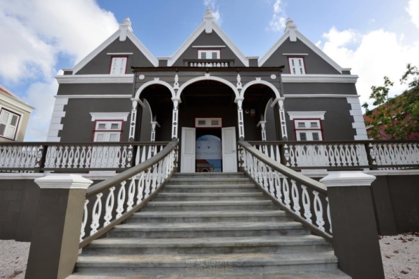 Verschillende ruime kantoorruimtes in The Triangle (the Clubhouse)