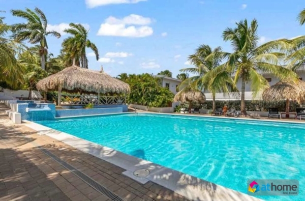 Spacious Apartment on Resort with Pool Cocolora in Brakkeput