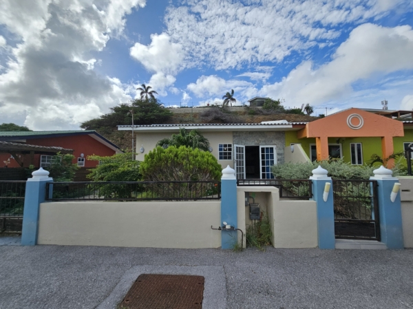 2 onder 1 kap woning gelegen te Tra;i Seru