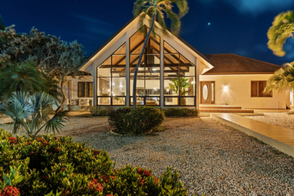Prachtig gerenoveerde villa met ruimte, privacy en mogelijkheden – ideaal voor gezinnen of investeerders op Aruba