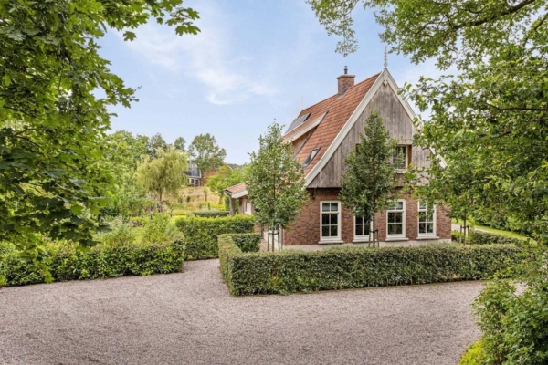 Elegante landelijke villa met tijdloze charme in Haaksbergen