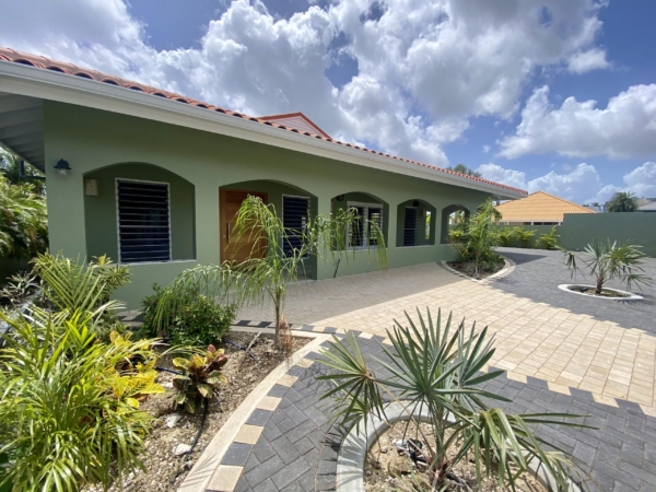 Gorgeous tropical villa with pool and apartmentin Vista Royal