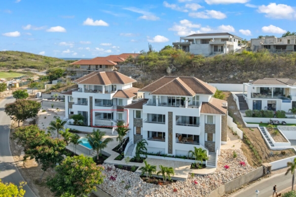Modern begane grond appartement op Blue Bay Golf & Beach Resort aan het zwembad