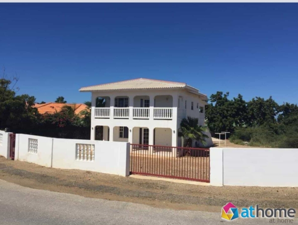 Gemeubileerde Bovenwoning in Sunset Heights