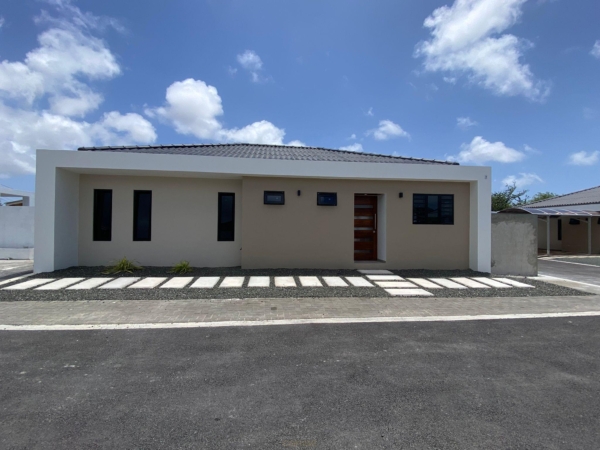 Moderne nieuwbouwwoning met zwembad te huur in Kwratje ; Gated community