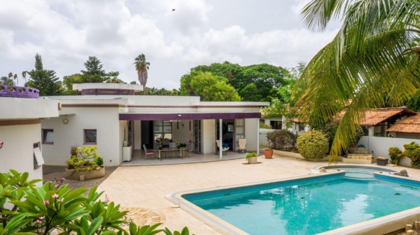 Exclusieve villa met appartement, kantoorruimte en ruim zwembad.