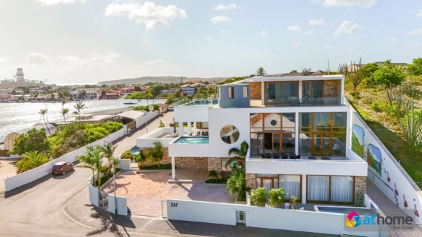 Spectaculaire villa met Panoramisch Uitzicht Zwembaden en 2 Appartementen op Jan Sofat