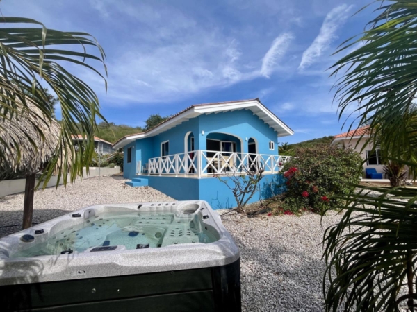 Detached condominium Fountain with jacuzzi